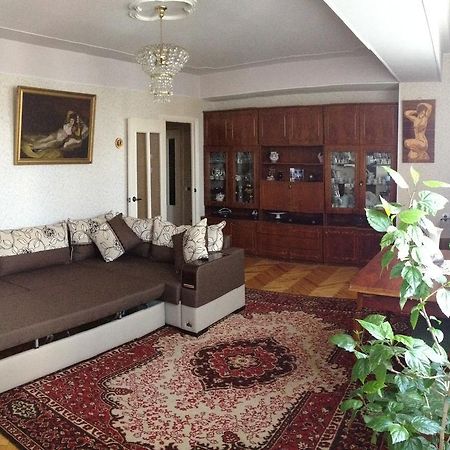 Апартаменты На Тиграна Меца Ереван Экстерьер фото
